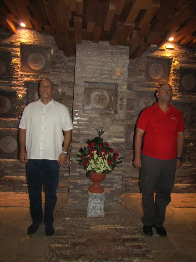 Acompañados por el 1er Secretario del <a href="/PartidoPCC/">Partido Comunista de Cuba</a> en la provincia, @Colina_VClara, la delegación villaclareña que participará en el #XCongresoCDR rindió homenaje al Guerrillero Heroico. #Cuba #CDRCuba #SomosDelBarrio