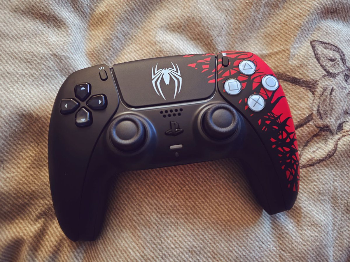 Emma96Fenrir's tweet photo. So clean!!!!!! Love this Spiderman Design on the PlayStation Remote. Looking forward to the new Spiderman Game Release!!!  #spiderman #spidermanremote #ps5 #ps5remote #cleandesign #PlayStation @PlayStationUK @PlayStation @insomniacgames https://t.co/nBkiCbEWFT