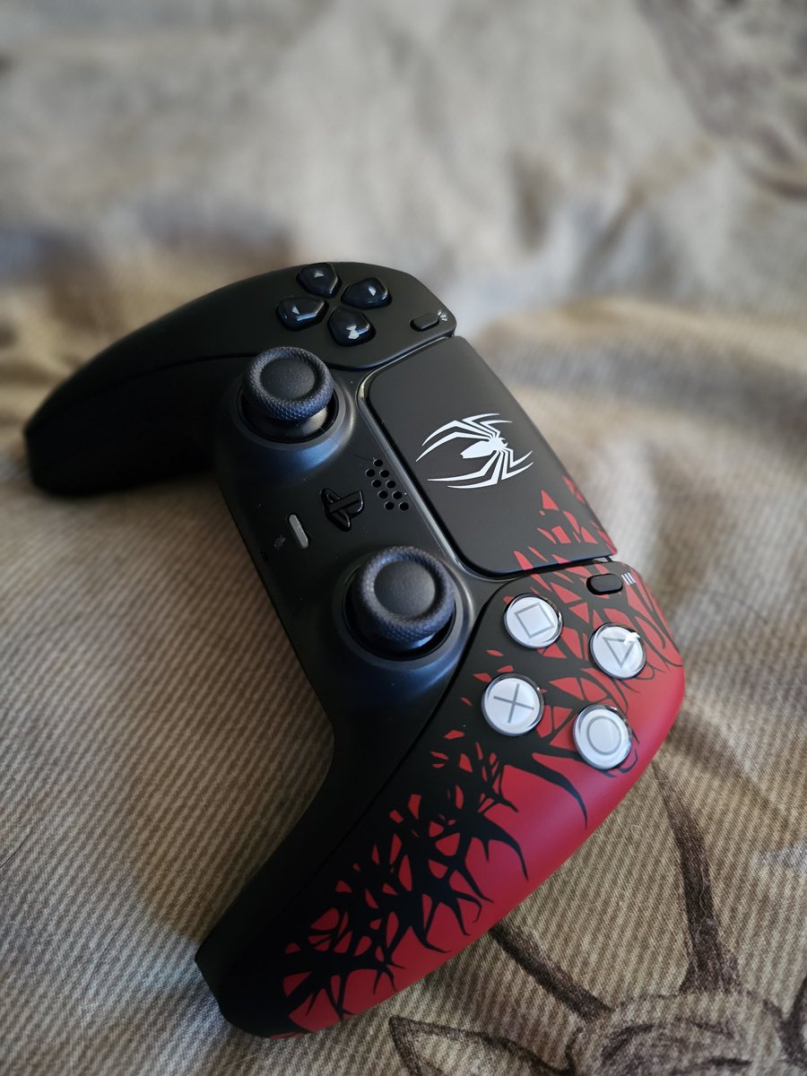 Emma96Fenrir's tweet photo. So clean!!!!!! Love this Spiderman Design on the PlayStation Remote. Looking forward to the new Spiderman Game Release!!!  #spiderman #spidermanremote #ps5 #ps5remote #cleandesign #PlayStation @PlayStationUK @PlayStation @insomniacgames https://t.co/nBkiCbEWFT
