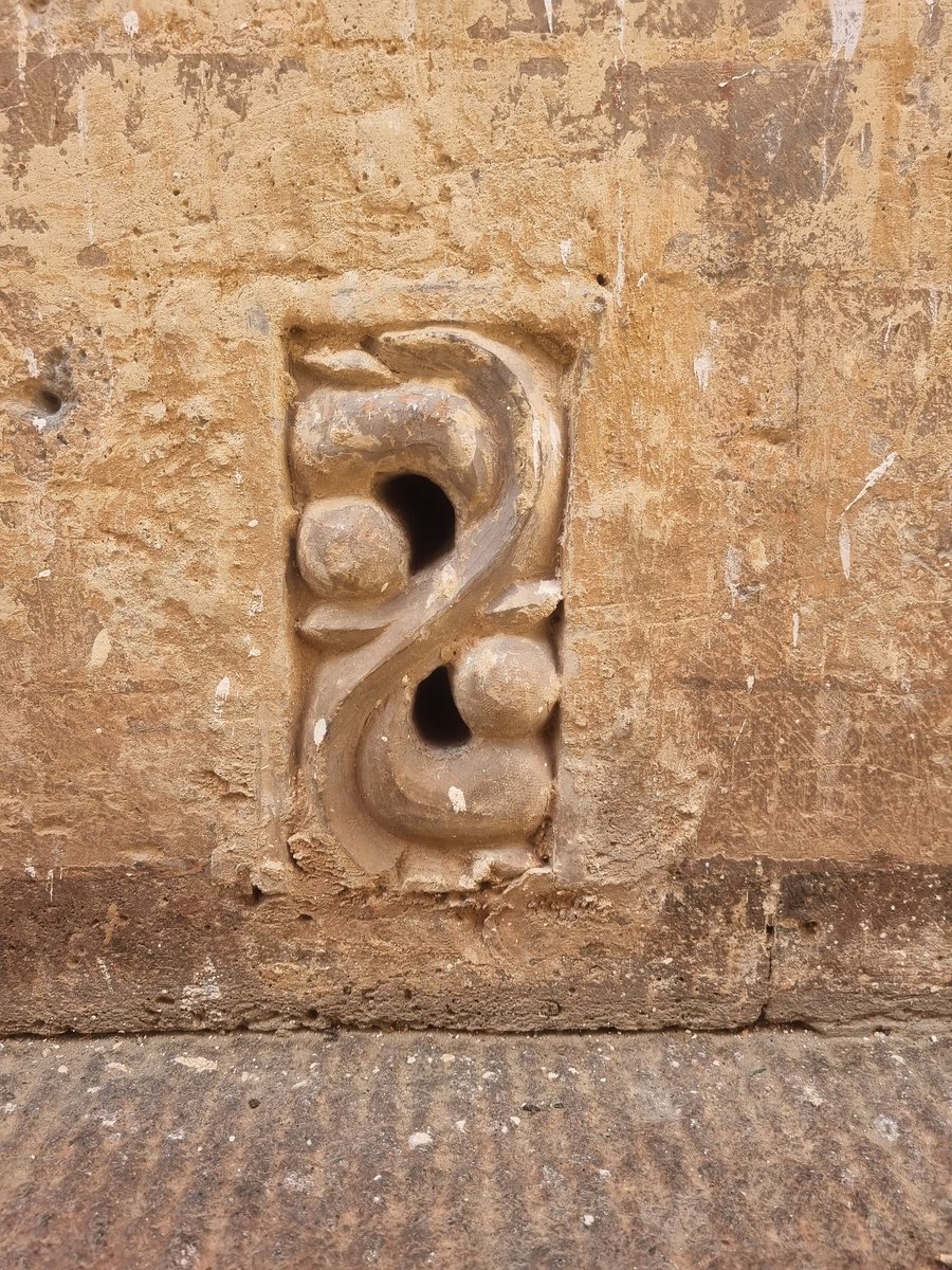 Сүм хийдийн хананд байдаг энэ зүйл юу юм болоо гоёл чимэглэл үү