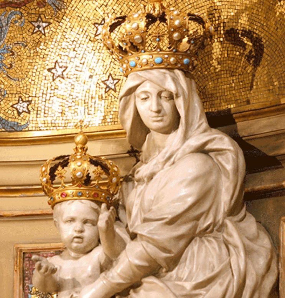 Celebramos hoy en la advocación de la Virgen de la Victoria, patrona de Matrimonios en Victoria, la Natividad de la Santísima Virgen María, Madre de Nuestro Señor, escogida por Dios para ser la Madre de su Hijo. Con el Nacimiento de María se aproximó la hora de la salvación.