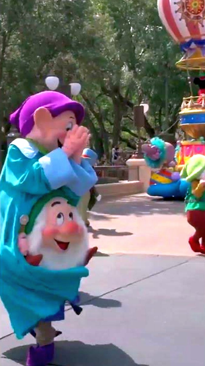 cornel1801's tweet image. Watch Happy Dopey Dwarfs Snow White Disney Fantasy Parade youtube.com/shorts/EuYSr17…