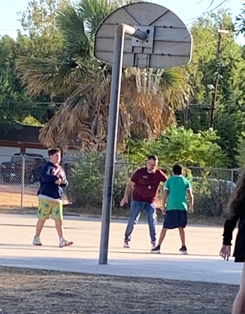 mhortiz8085's tweet photo. Mr. Miller is always building great relationships with the students!!
#NAVproud
#ExpeditionExceLLence
#GetOnHisLevel
#MyPrincipalIsBetterThanYours https://t.co/XA4e9Ts8od