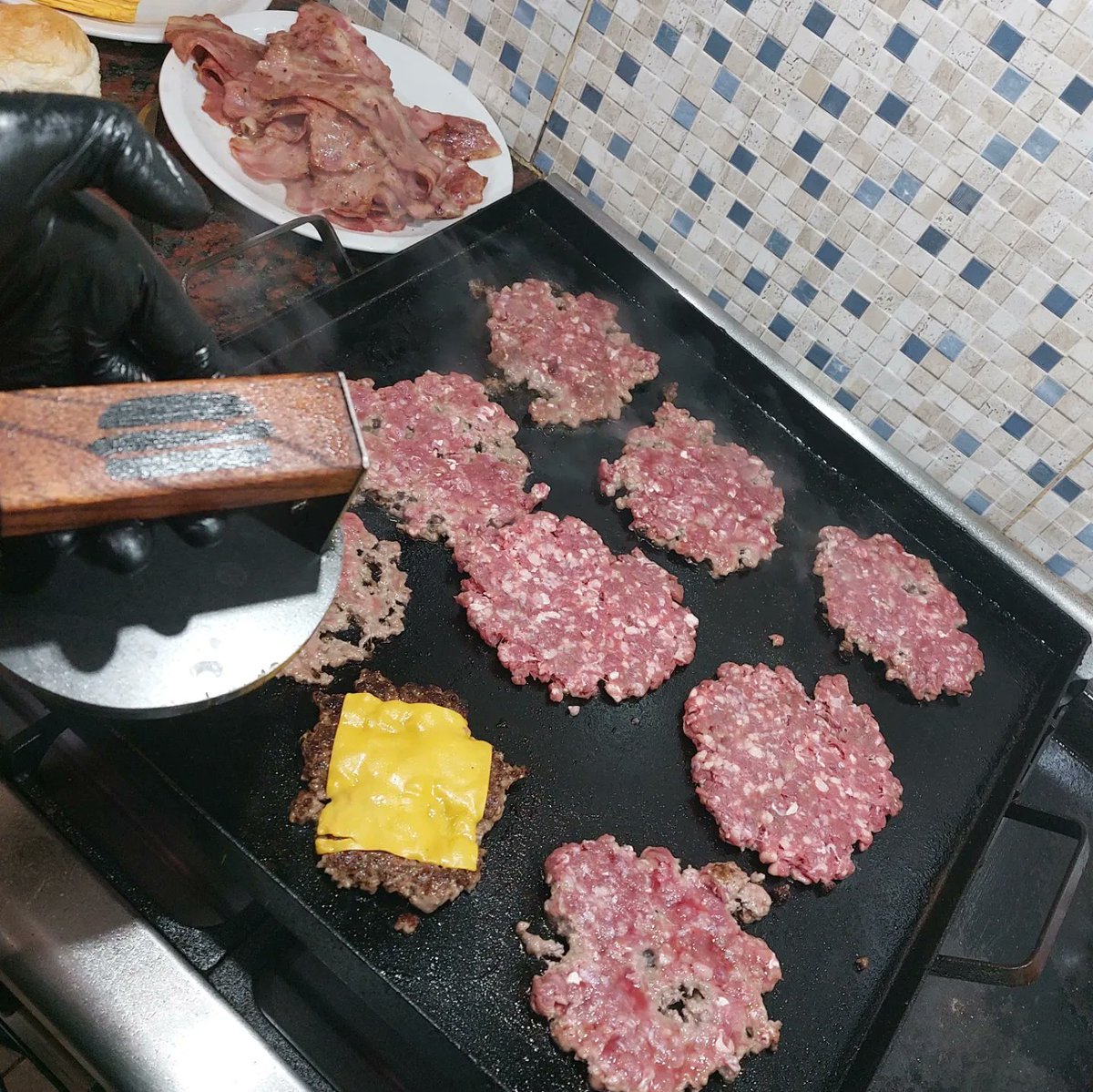 ecitox's tweet photo. Holy burger arrancó en la casa de mi vieja c una plancheta para 2 hornallas. 6 meses desde su inicio y estamos por cumplir el sueño de abrir una hamburguesería con local propio, y nuestras maquinarias.
No es fácil ser emprendedor, pero tampoco imposible. Confíen en su instinto. https://t.co/qX9jtcHvQM