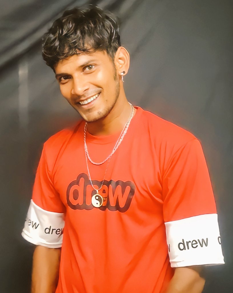 VlogVeer's tweet photo. "दिल तो हर लड़की का चुरा सकते है, लेकिन Maa कहती है की
चोरी करना बुरी बात है !!" #viralveer https://t.co/Jbd5eVUJtl