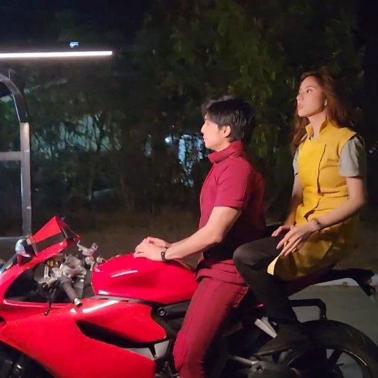 Throughout the ending, I was waiting for Steve and Jamie’s scene on motorcycle, but my mind went blank from witnessing their kiss.

Direk Mark, asan itong scene??? 😭😭
#V5LegacyOneEpicFinale | #VoltesVLegacy