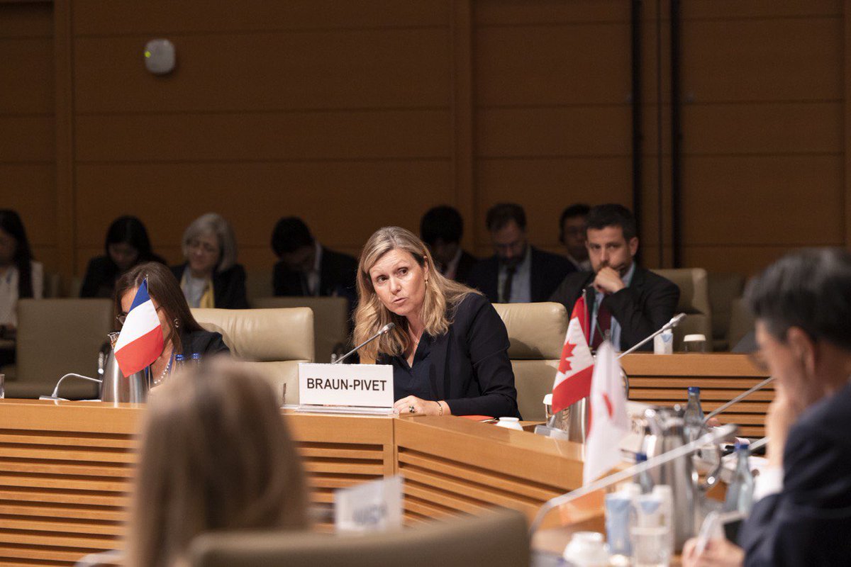 YaelBRAUNPIVET's tweet photo. Notre maison brûle et nous n’avons d’autre choix que de décarboner nos économies pour assurer notre avenir et celui des générations futures. Au #G7Parlement, à Tokyo, j’ai rappelé à mes homologues notre boussole commune : assurer notre autonomie énergétique, en finir avec notre dépendance aux énergies fossiles et accompagner les pays les plus vulnérables dans leur transition écologique.