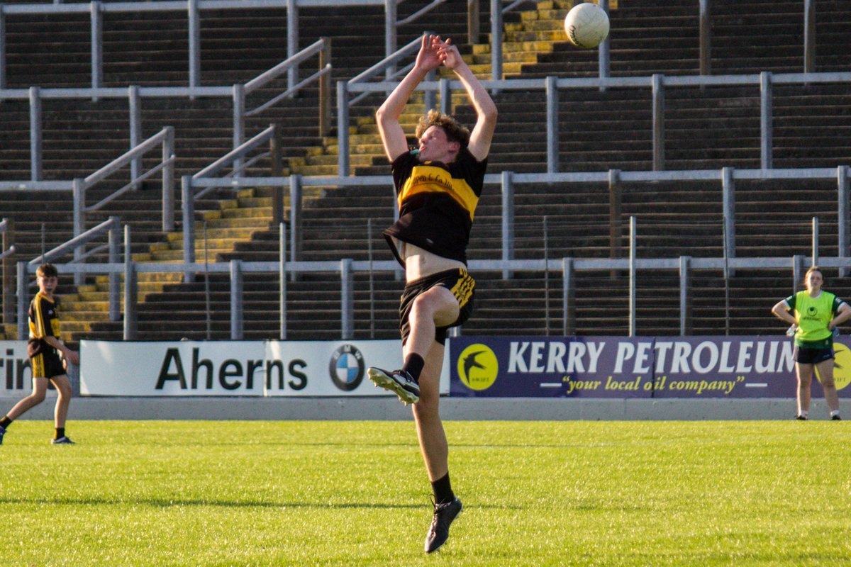 fitzgeraldstad's tweet image. Dr. Crokes vs. Glenflesk was an intense battle! 🏐 Tempers flared, and tensions ran high, but in the end, Glenflesk emerged victorious. 🏆

To the rising stars of both teams, keep your spirits high! #GAA #IntenseMatch #FutureChampions @DrCrokesGAA @GlenfleskGAA