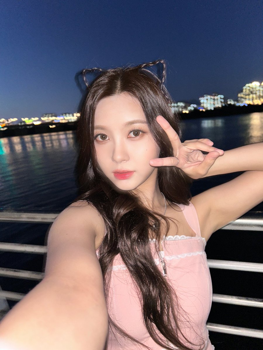 official_kep1er's tweet photo. 아시아송페스티벌 끝😚 좋아하는 한강에서 공연할 수 있어서 너무 좋았어요💓 

#김다연 #DAYEON
#Kep1er #케플러 https://t.co/B8763LpJPW