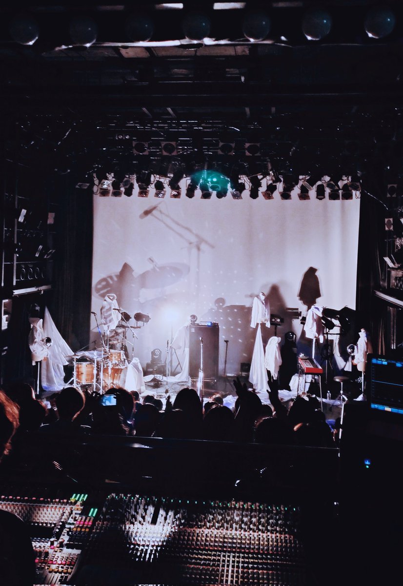 barfout_editors's tweet photo. ギターレス4人組バンド #新東京 の約10ヶ月振りのワンマンライブ『#NEOGRAPH』@ #渋谷WWW へ。
今年『フジロック』出演も果たし、全国6都市ツアーの発表やファッションブランドの立ち上げと、21年のデビューから目まぐるしく進化する彼ら。
しかし杉田(V)は素直な言葉で「自分たちで作ったものを届���られて嬉しい」と、その激動を感じさせず、テクニカルな演奏とは裏腹に4人の自然な居住まいはそのまま。開始早々には感極まる姿も見せた。彼らの鳴らしたい音はいつも非常に明確で、ジャジーで緻密なリズムに包まれ揺さぶられる。
全国6都市ツアーは来年2月・3月に開催!