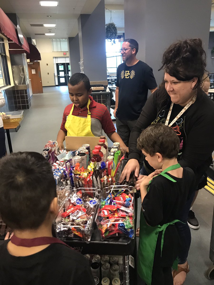 RuderIm's tweet photo. Snack cart day! We love getting to see the smiles and interactions! @DELCBlue https://t.co/PgZOERCs22