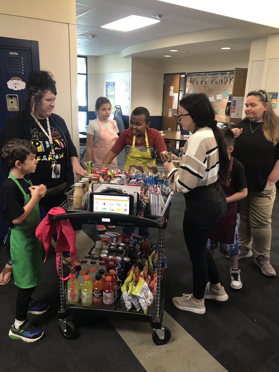 RuderIm's tweet photo. Snack cart day! We love getting to see the smiles and interactions! @DELCBlue https://t.co/PgZOERCs22