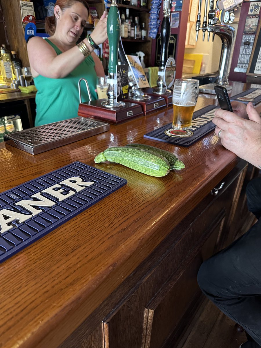 ProfessorPubUK's tweet image. The Fox, Shipley- relaxed, great beers and in house brewery beespoke - it never became clear why there were courgettes on the bar or whose they were?! #beer #courgettes