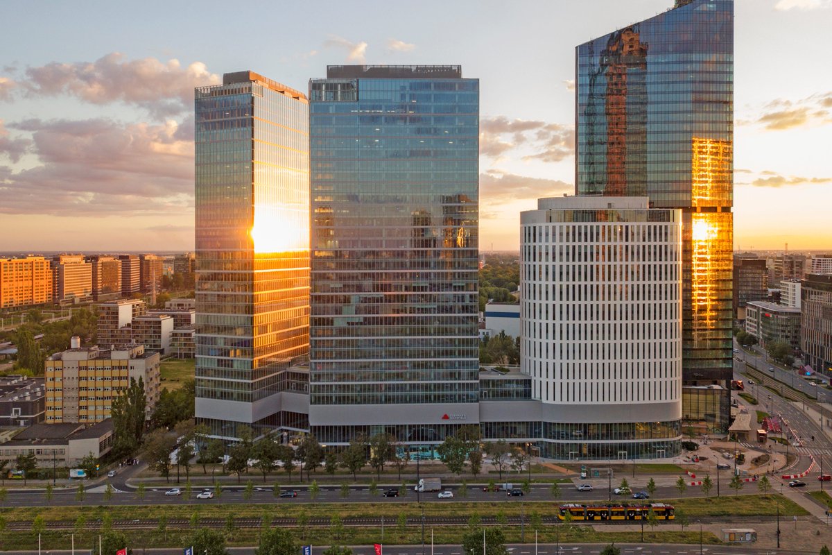 Poland's housing market is booming 🏠: Apartment sales 3X, and housing loan applications surged 4X YoY. August saw PLN 16 billion in housing loans—factors: low base, easy loan access, and government initiatives. Sellers now hold the upper hand. Report by HREIT. #HousingTrends