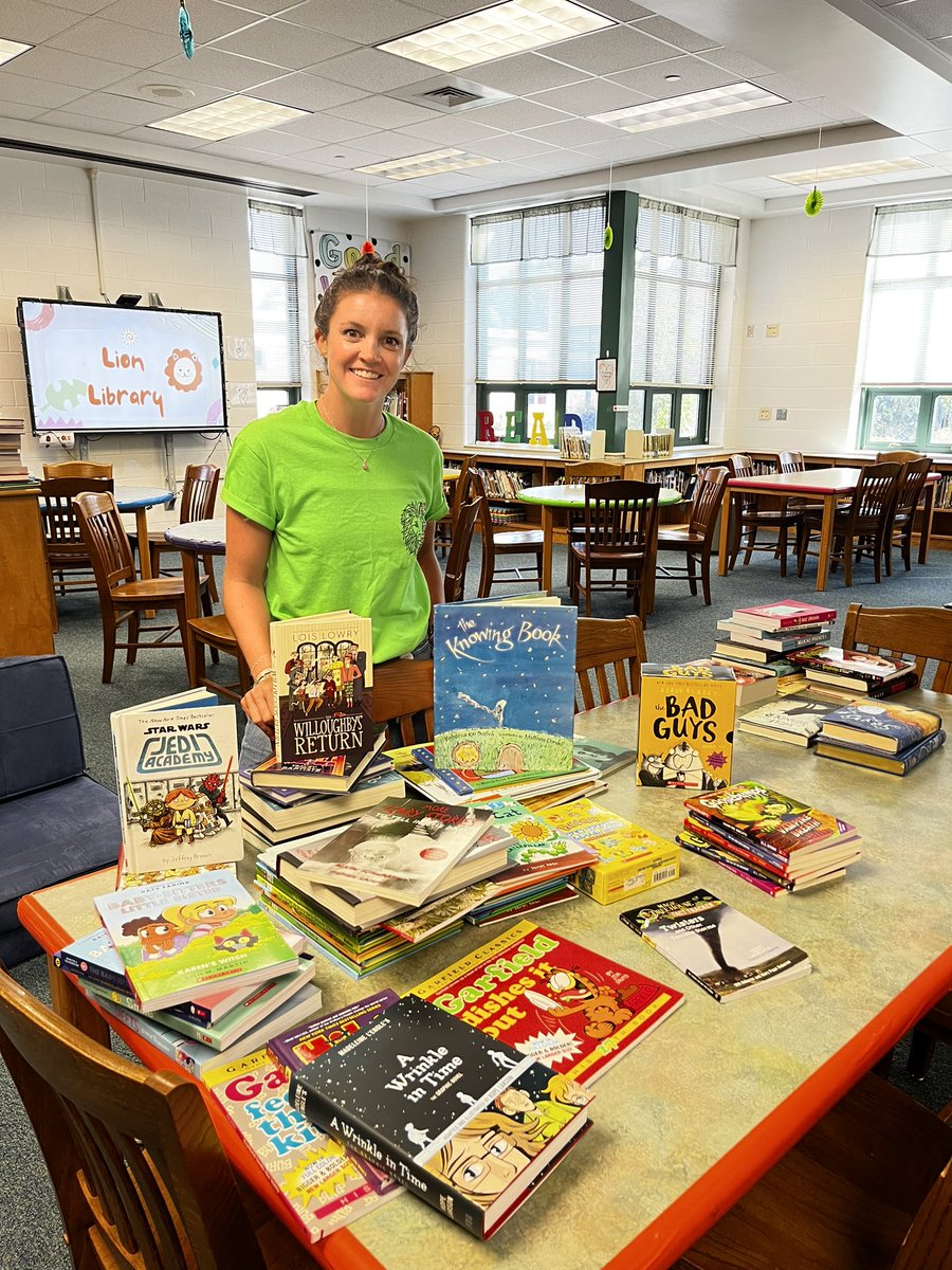We 💚 our #PartnersInEducation 
We received a very generous donation of books for our library and classrooms from 2nd & Charles on VB Blvd! 
Thank you for supporting our Lions love of 📚📖📚 @vbschools
