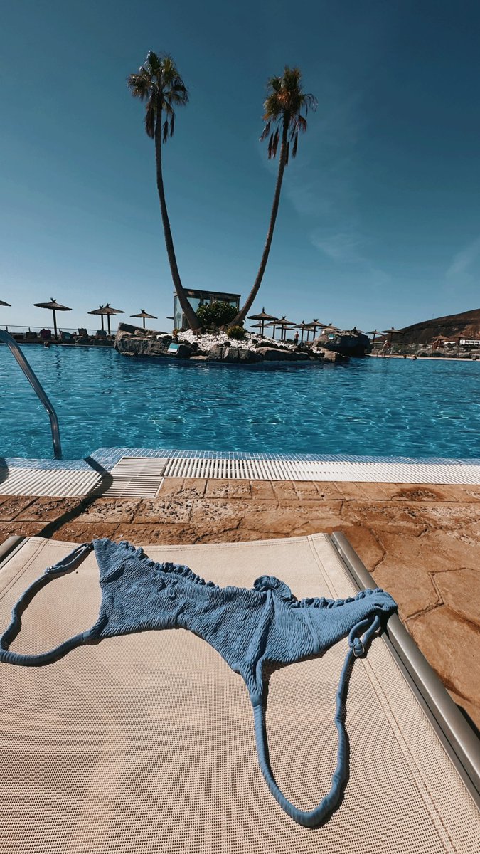 Em sembla fort que estigui contenta perquè avui, per primer cop en vint-i-vuit anys, he pogut anar sense la part de dalt a la piscina d'un hotel!! 🥲🙌🏻