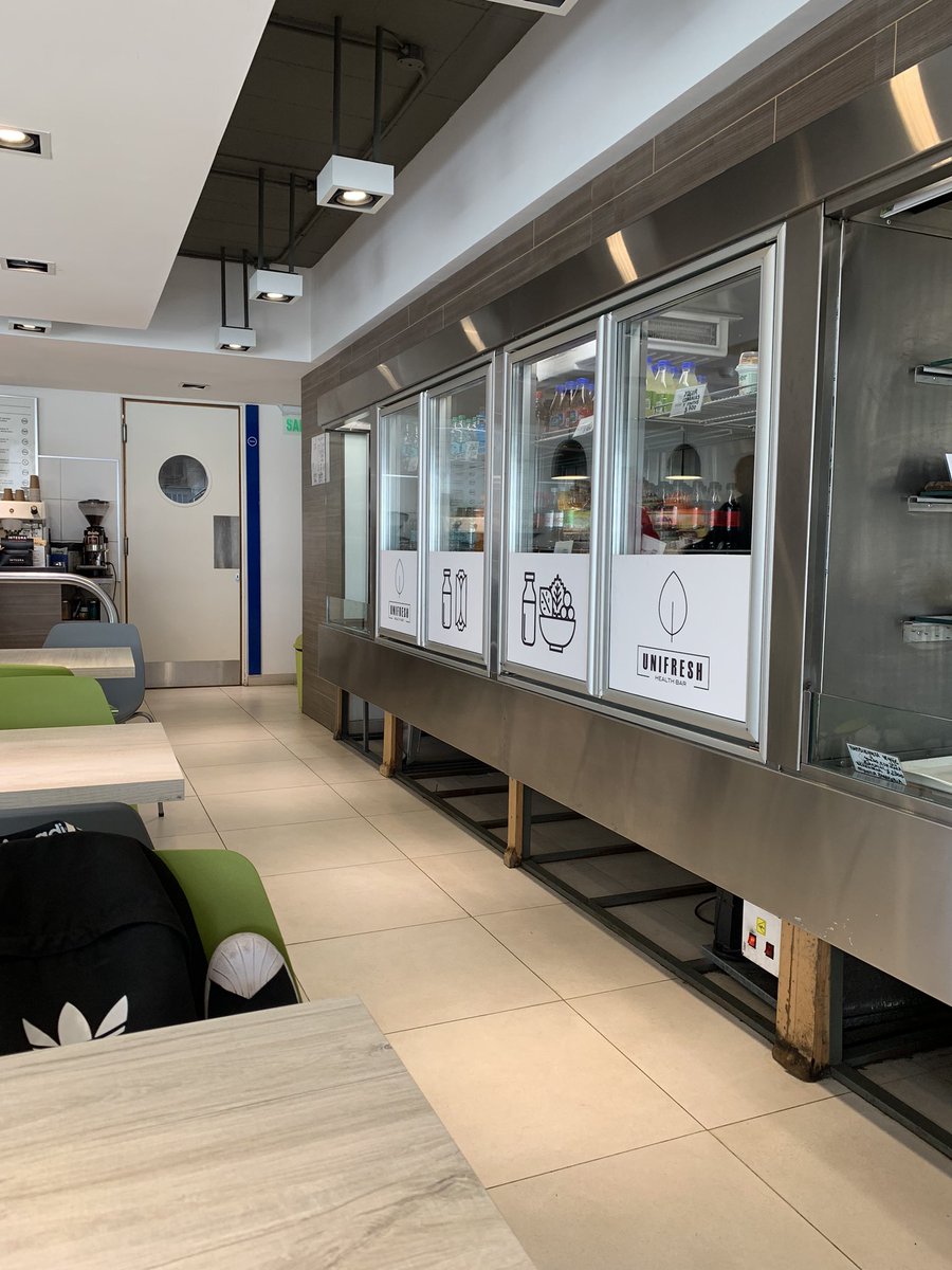 tdrkoo's tweet image. me sinto em casa no bar da faculdade