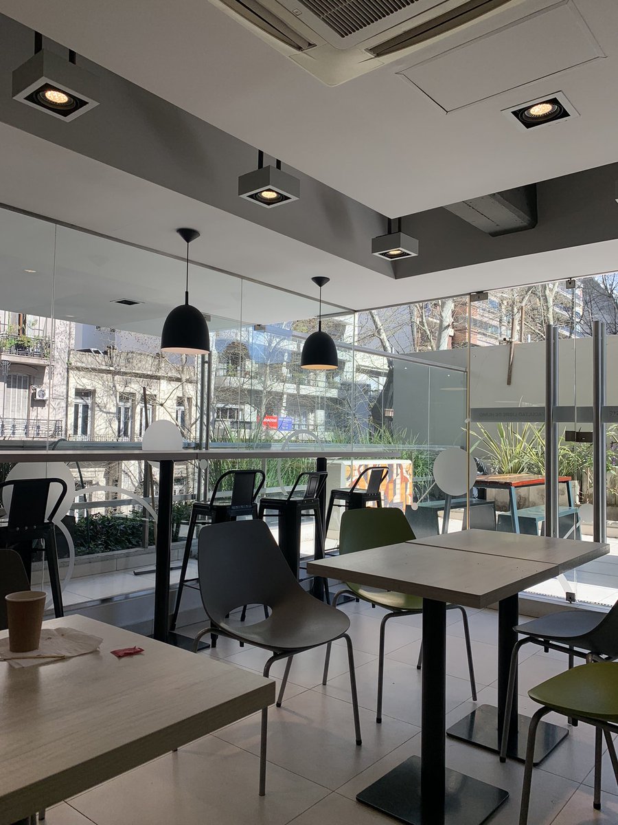 tdrkoo's tweet image. me sinto em casa no bar da faculdade