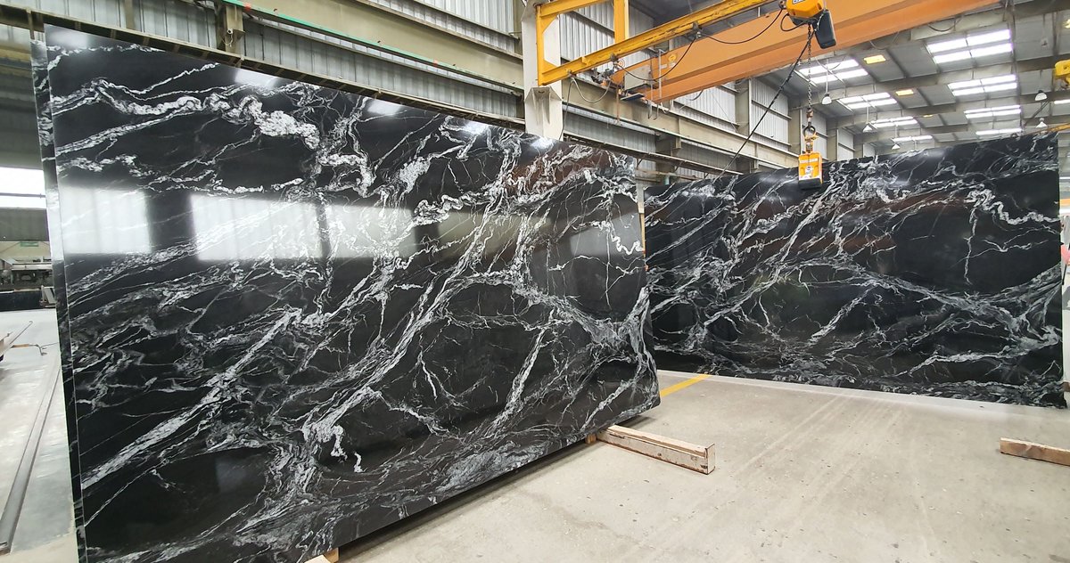 Check out 👀 our new block of OSCURO MIST EXTRA!
.
#OscuroMistGranite  #granite #NatureInspiredDesign #amsumash #naturalstone #glossykitchen #movement