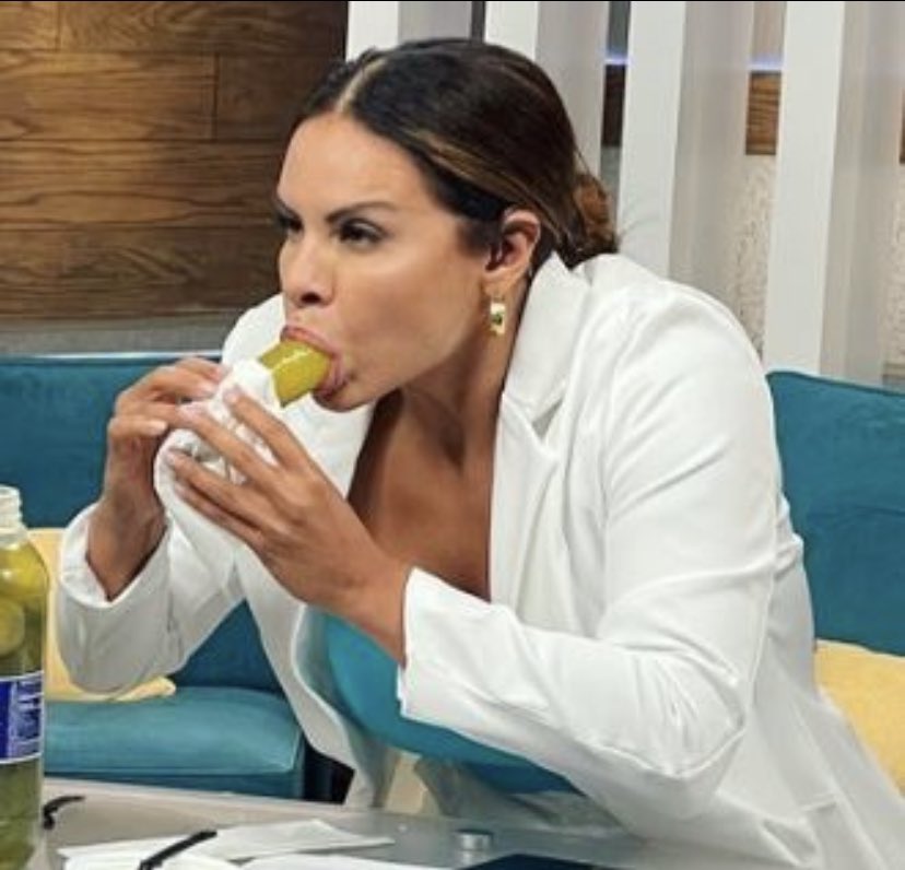 cruzloop610's tweet photo. @astros Tessa going in on pickles 😜 https://t.co/PR9H2BlQEC