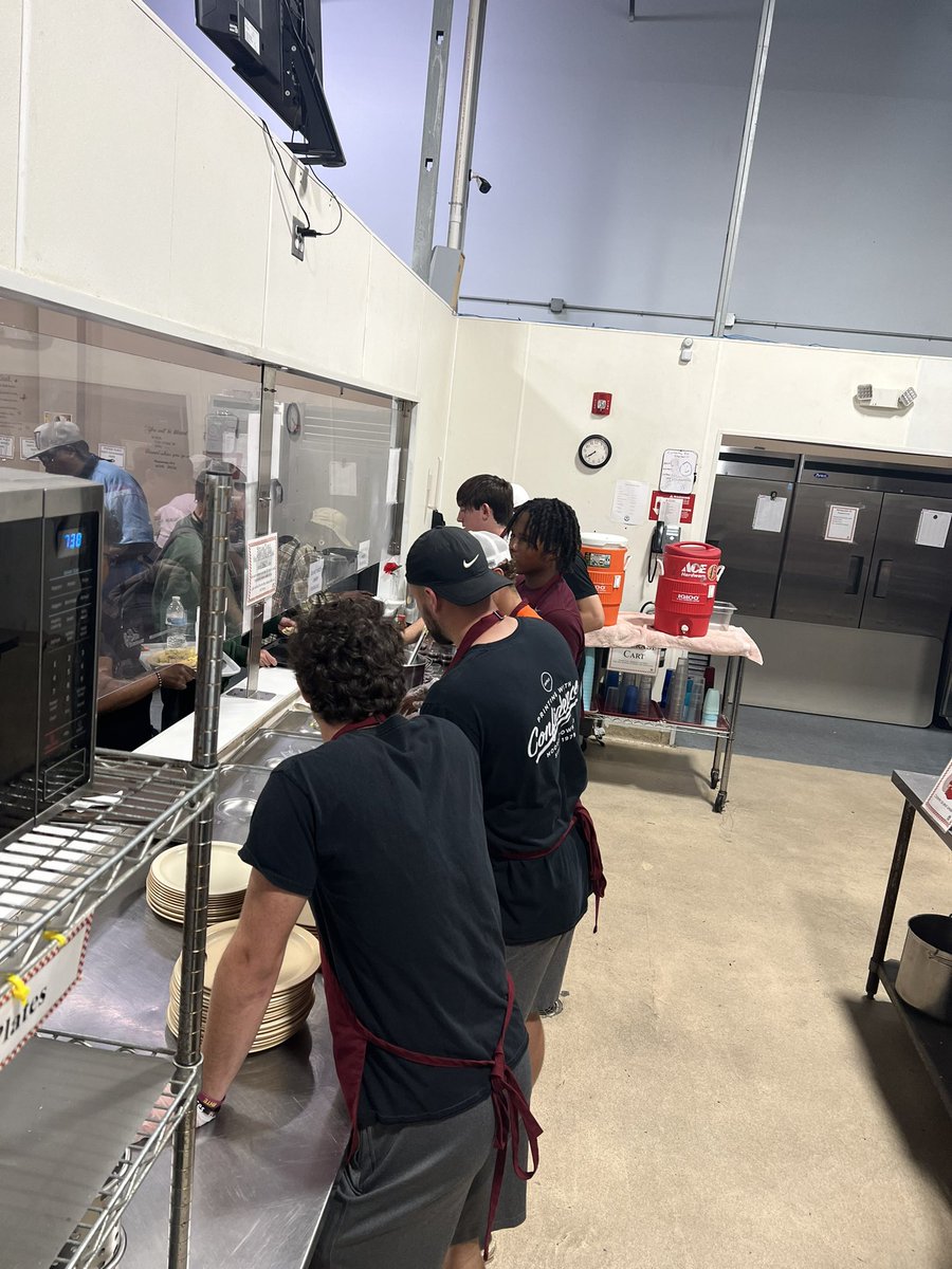 RonSiersJr's tweet photo. Team 2 @SalisburyBB this morning at HALO 😇 hit a walk off by serving 63 food insecure members of our community. Special thanks to @dsp643 and @su_pds Sara Elburn for their servant leadership. #DMTE #servantleadership @CoachB_ABCA @SUSeaGulls https://t.co/3LJqG9JWPu