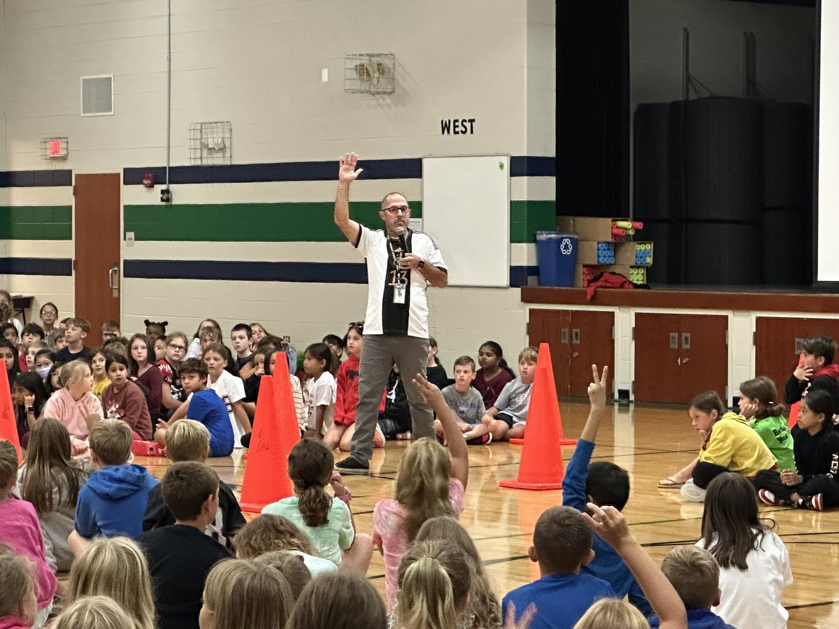 MrsCPark's tweet photo. PBS PAWS Kick off Assembly at Fremont Intermediate today. @FSD79 @MrLFSD79 #empower79 https://t.co/0PGahLiGjR