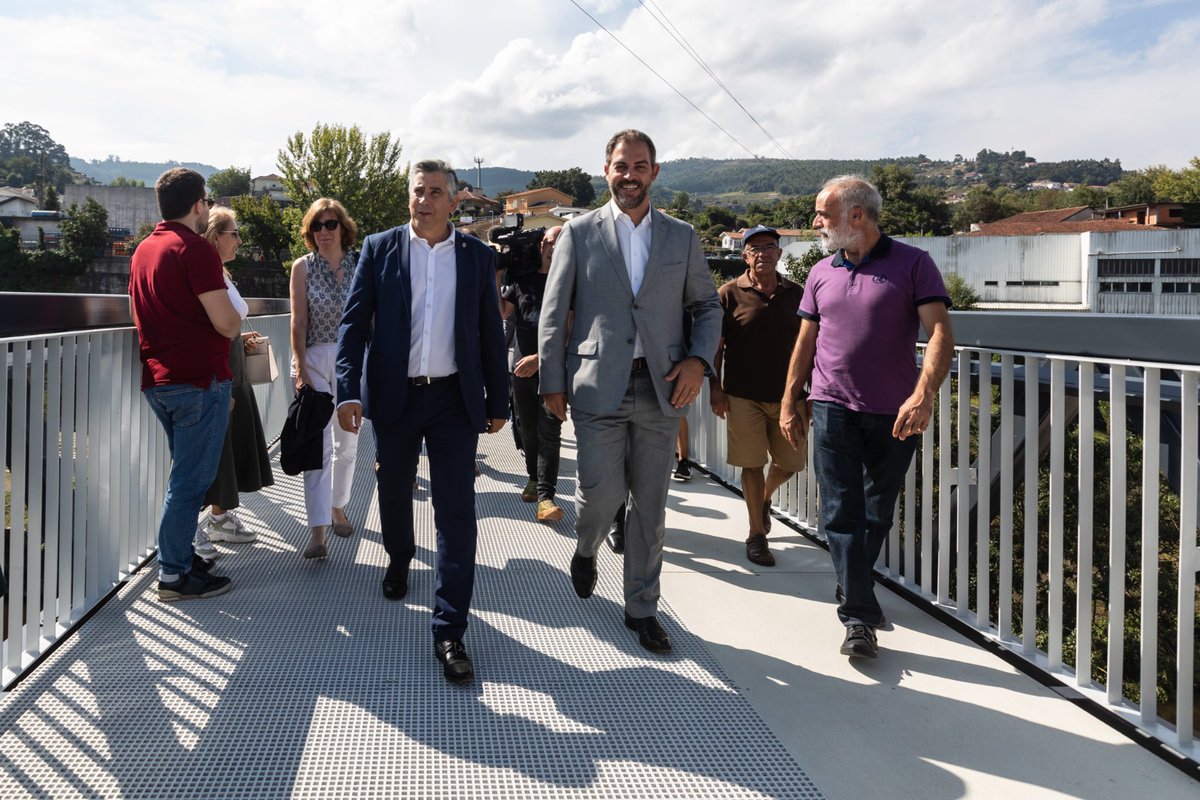 ambiente_pt's tweet photo. O #MAAC, Duarte Cordeiro, esteve com o #SEAmb, Hugo Pires, em Santo Tirso, na inauguração do Parque do Verdeal, que une populações, é um espaço privilegiado de sustentabilidade e teve apoio do #Fundo #Ambiental. E também observaram outra parcela de revitalização do rio Vizela. https://t.co/y20q2DwjPO