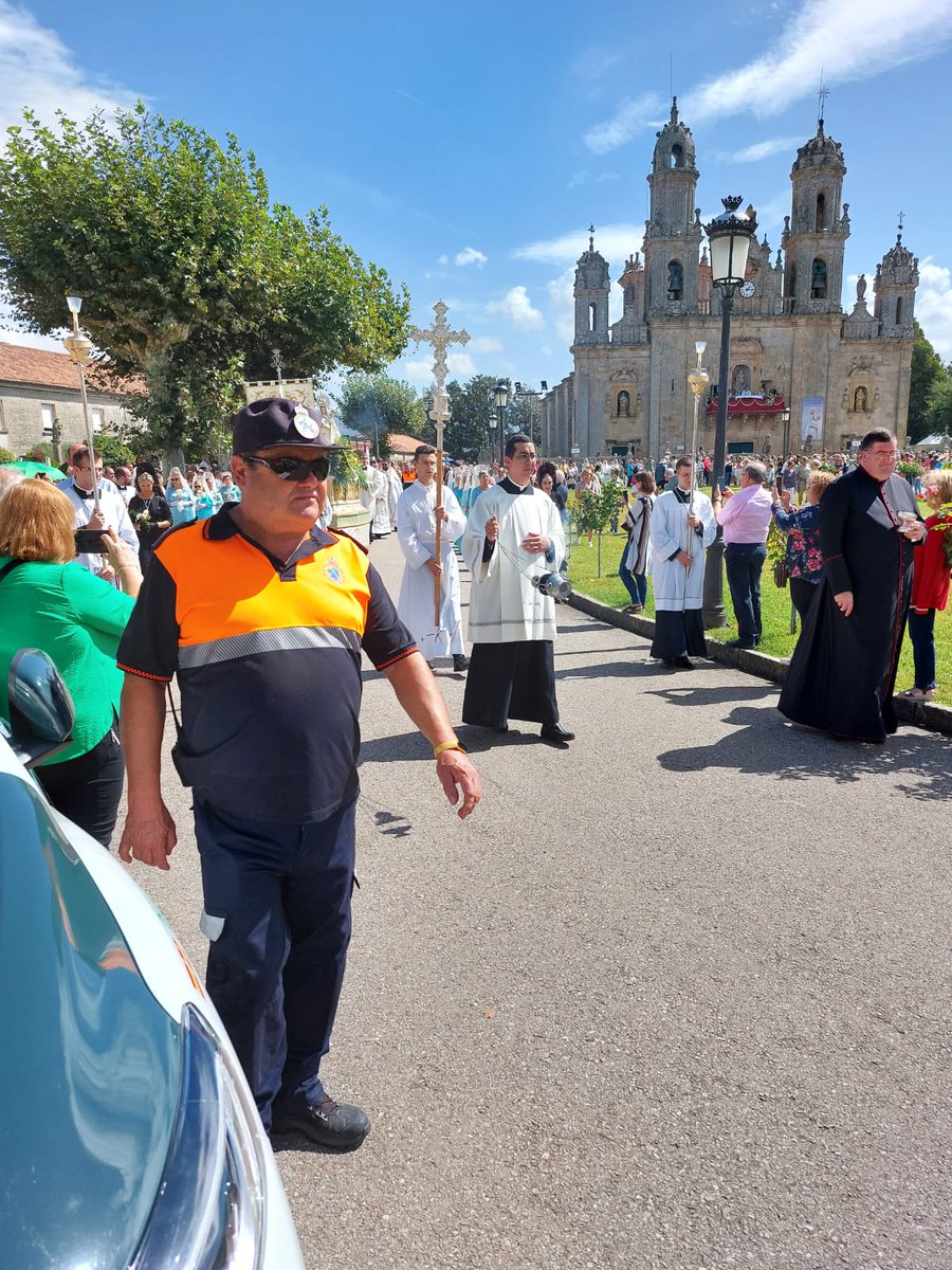 OVoluntariadoOU's tweet photo. ⛪️Operativo Os Milagres 2023.  
Hoxe rematou o operativo desplegado con motivo da celebración, desde o pasado 30 de agosto, da Romería de Nosa Señora dos #Milagres, e na que participaron 16 AVPC da provincia de #Ourense   
Bo traballo compañeir@s.  
💪🧡 https://t.co/zMIZhMcf4Q