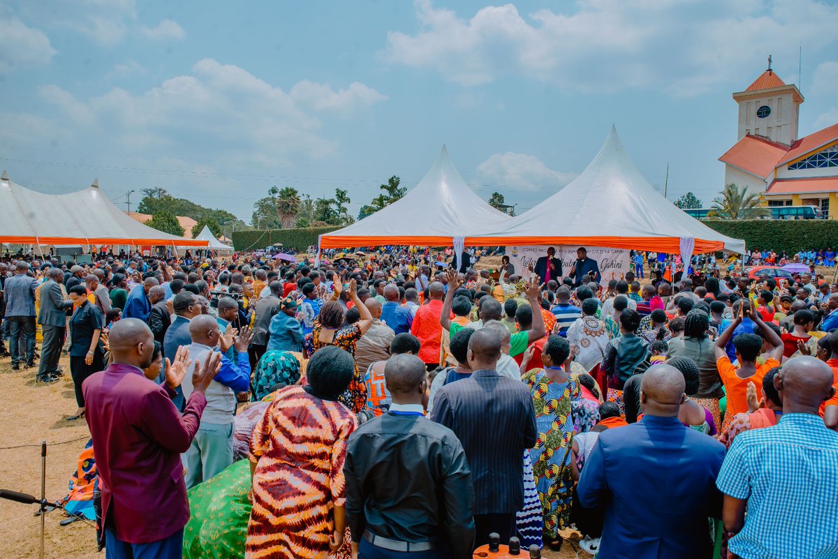 DidaceNiyifasha's tweet photo. Abantu barenga 1000 bakiriye agakiza kumunsi wa 3 w'igiterane cy'ububyutse  Kiri kubera I Gahini kitabiriwe nabarenga  ibihumbi 10
Nyuma y'ubutumwa bwa Bishop Alexis Birindabagabo ,Bishop Ahimana Augustin na Bishop Francis Karemera @MbandaLaurent @gahinidiocese11 https://t.co/q4O6ocOzXI