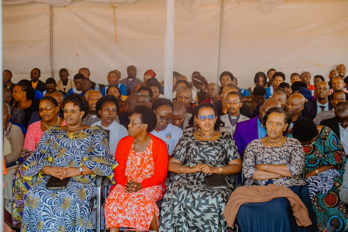 DidaceNiyifasha's tweet photo. Abantu barenga 1000 bakiriye agakiza kumunsi wa 3 w'igiterane cy'ububyutse  Kiri kubera I Gahini kitabiriwe nabarenga  ibihumbi 10
Nyuma y'ubutumwa bwa Bishop Alexis Birindabagabo ,Bishop Ahimana Augustin na Bishop Francis Karemera @MbandaLaurent @gahinidiocese11 https://t.co/q4O6ocOzXI