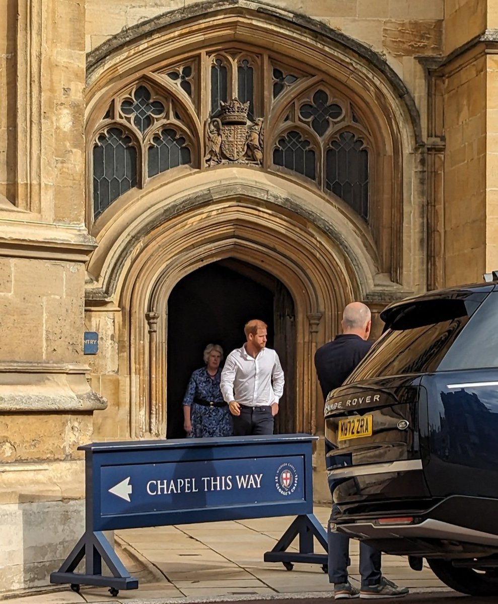 kindaintoit__'s tweet photo. 👑 Książę Harry był dzisiaj rano widziany, jak wychodził z zamku w Windsorze, gdzie pochowana jest Elżbieta II. Harry zapewne odwiedził jej grób z okazji dzisiejszej, pierwszej rocznicy jej śmierci. Mimo tego, że William z rodzin�� mieszka w Windsorze, bracia się nie spotkali. https://t.co/YTFsKhOps4