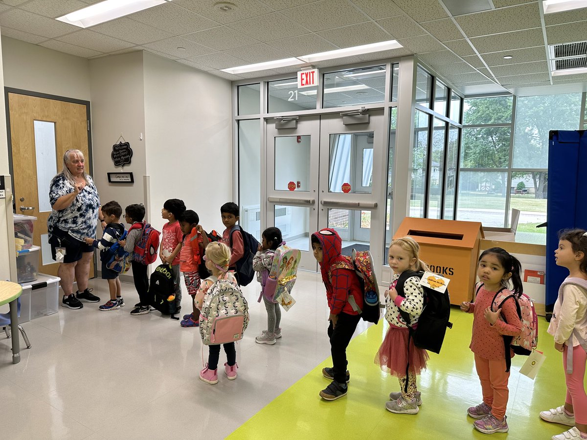 TerriBresnahan's tweet photo. Best start to a Friday morning greeting our friends at the @D59ELC! First a fist bump from our officer for Fist Bump Friday, then lots of smiles and warm welcomes from our amazing students! Future is looking bright in @CCSD59! #1district1team https://t.co/LQM0t2Fb9S
