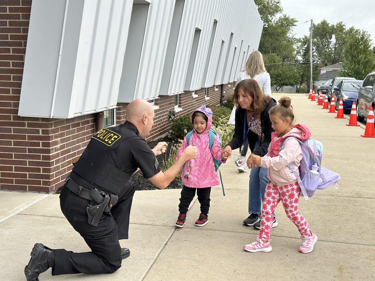 TerriBresnahan's tweet photo. Best start to a Friday morning greeting our friends at the @D59ELC! First a fist bump from our officer for Fist Bump Friday, then lots of smiles and warm welcomes from our amazing students! Future is looking bright in @CCSD59! #1district1team https://t.co/LQM0t2Fb9S