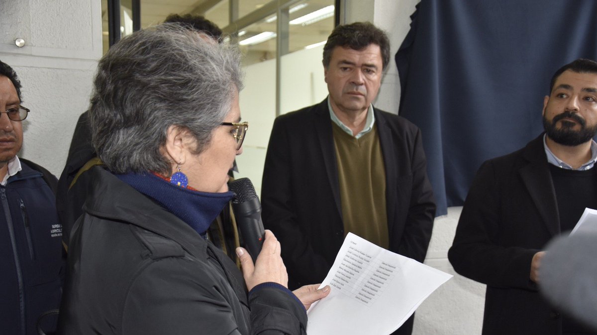 ➡️En el marco de los #50AñosDelGolpe, se rindió homenaje, por medio de una placa conmemorativa, a los 55 ejecutados y detenidos desaparecidos del @MinagriCL donde además están presentes trabajadores de #CONAF 👉Dir ejecutivo de #CONAF @clittle_conaf participó en el emotivo acto.