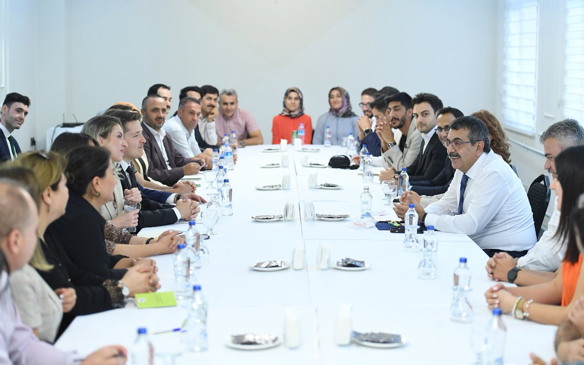 Millî Eğitim Bakanı <a href="/Yusuf__Tekin/">Yusuf Tekin</a>, Van’daki Temasları Kapsamında Öğretmenlerle Bir Aradaydı

“İstişare kültürünü kurumsallaştırmak için bütün imkânları değerlendiriyoruz. Ziyaret ettiğimiz her ilde bir araya geldiğimiz öğretmenlerimizle bu kültürü çok daha güçlü hâle getireceğiz