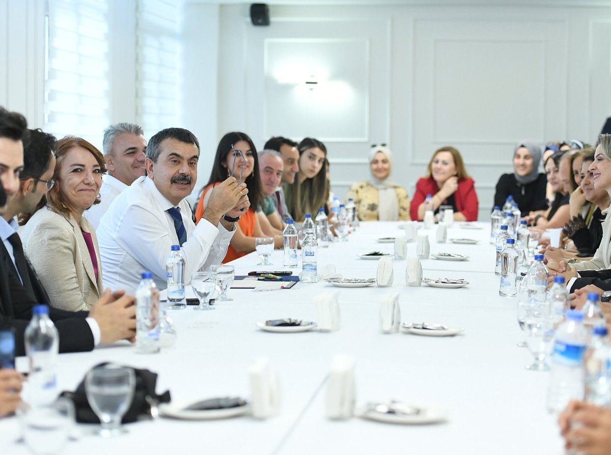 tcmeb's tweet photo. Millî Eğitim Bakanı @Yusuf__Tekin, Van’daki Temasları Kapsamında Öğretmenlerle Bir Aradaydı

“İstişare kültürünü kurumsallaştırmak için bütün imkânları değerlendiriyoruz. Ziyaret ettiğimiz her ilde bir araya geldiğimiz öğretmenlerimizle bu kültürü çok daha güçlü hâle getireceğiz inşallah.”

👉https://t.co/zoeAUFEfou