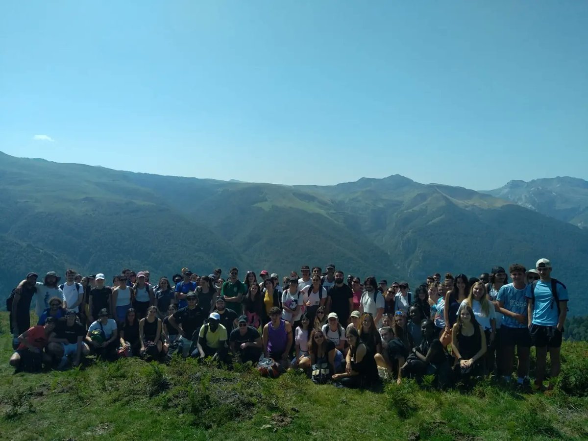 IAEPauBayonne's tweet photo. [Sortie randonnée - Rentrée 2023/2024] 

Aujourd'hui c'était direction le Col d'Issarbe pour les étudiantes et étudiants de M1 de Pau et de Bayonne. 

Quoi de mieux qu'une belle randonnée sous un temps magnifique pour conclure cette semaine de rentrée ! https://t.co/6hdVaBHEZO