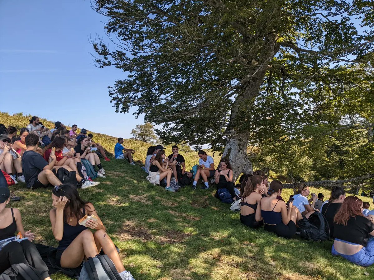 IAEPauBayonne's tweet photo. [Sortie randonnée - Rentrée 2023/2024] 

Aujourd'hui c'était direction le Col d'Issarbe pour les étudiantes et étudiants de M1 de Pau et de Bayonne. 

Quoi de mieux qu'une belle randonnée sous un temps magnifique pour conclure cette semaine de rentrée ! https://t.co/6hdVaBHEZO
