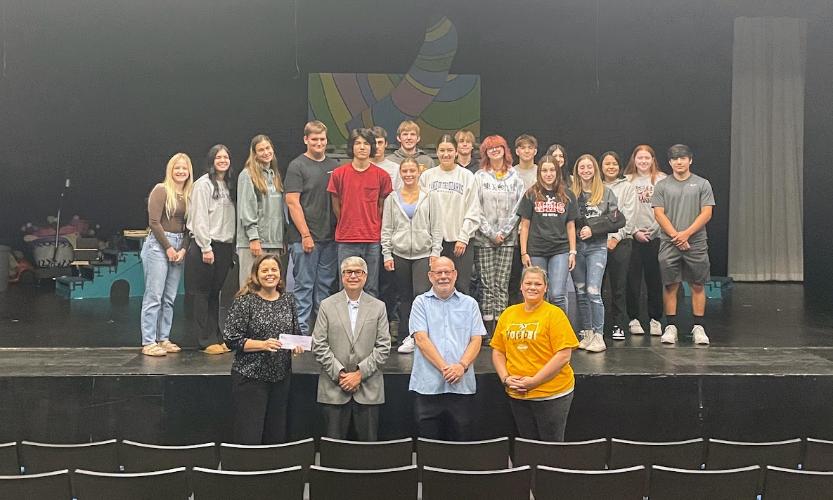 ILPFoundation's tweet photo. The first High School Journalism Grant check of 2023 from @ILFarmBureau and The Illinois Press Foundation has been delivered. $1,500 to Putnam County High School to take its Paw Prints online, among other things. Congrats! https://t.co/Gjec3sEj1Z
