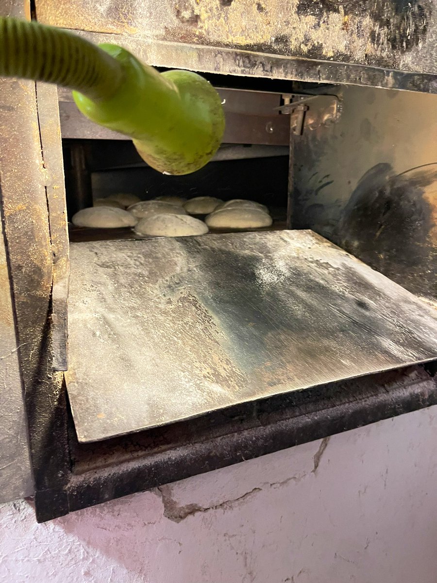 joukesp's tweet photo. #OffToFrance #Bread
We buy our bread at a farm in the next village. Imagine shovelling bread in a hot wood oven when it’s 35,5°C/96°F outside!
Hat off for the baker! https://t.co/7MiUSTjSVq