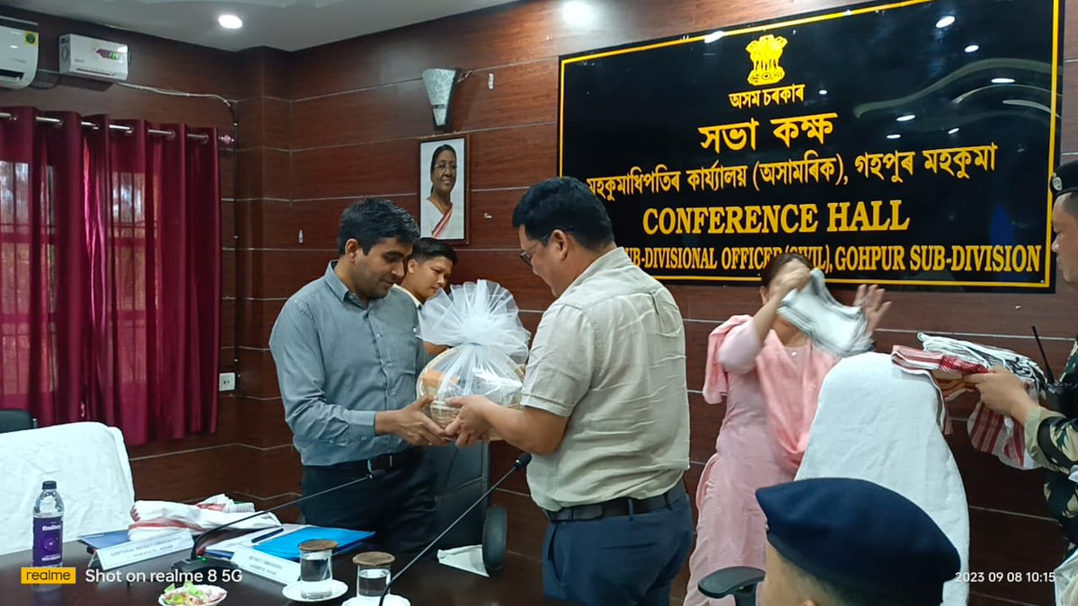 DiproPapumpare's tweet photo. To further the efforts of the #GoAP to settle the Arunachal-Assam boundary through negotiated settlement,DC Papum Pare Cheechung Chukhu,SP Taru Gusar met their counter parts of North Lakhimpur in the conference hall of the SDO (Civil) at Gohpur today.

@CSArunachal @ErTabaTedir https://t.co/RkMe7u0TJl