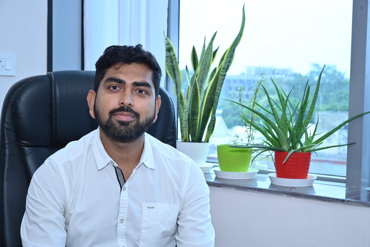 AstroHazra's tweet photo. In my new office at @IITKanpur, #gettingsettled #Latepost
#newPI @AcademicChatter #officeplant https://t.co/Cxz7GLUt3o
