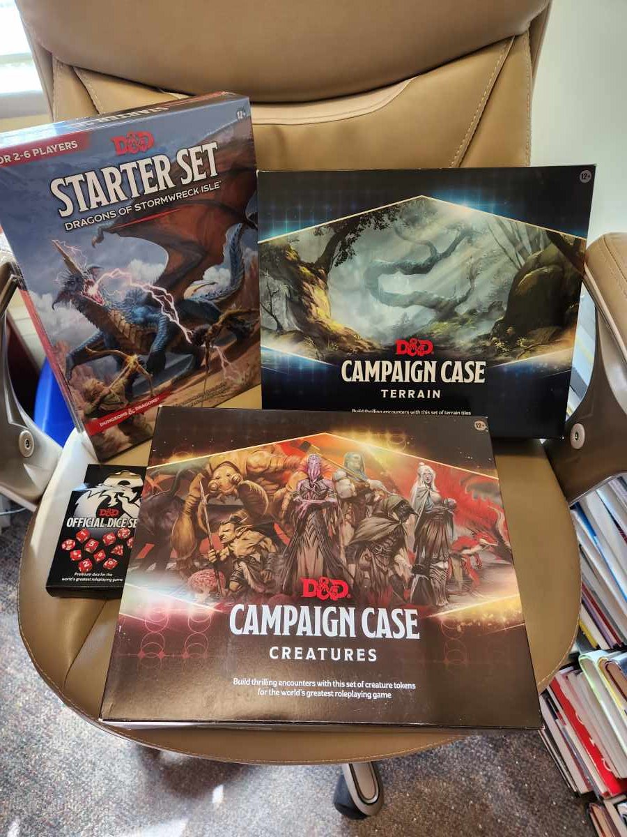 Edanna's tweet photo. Este es el material que Wizard of the Coast nos ha enviado al Club de Juegos. Pero ha sido gracias a que comencé la actividad en colaboración con la Biblioteca Pública del pueblo. Ponen como condición contar con un lugar público de este tipo.
#RPG https://t.co/ktPZZ4PA5V