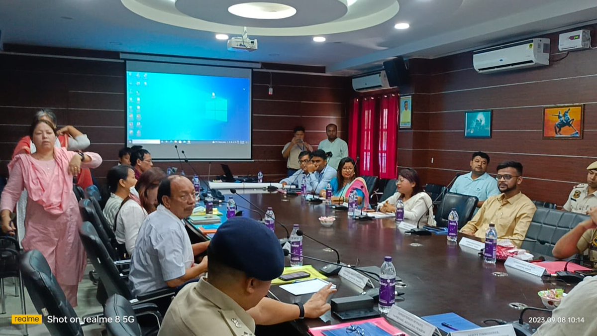 DiproPapumpare's tweet photo. To further the efforts of the #GoAP to settle the Arunachal-Assam boundary through negotiated settlement,DC Papum Pare Cheechung Chukhu,SP Taru Gusar met their counter parts of North Lakhimpur in the conference hall of the SDO (Civil) at Gohpur today.

@CSArunachal @ErTabaTedir https://t.co/RkMe7u0TJl