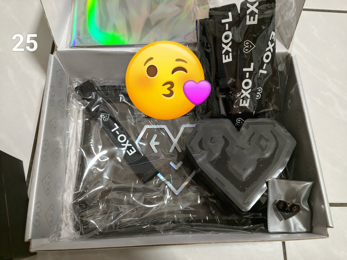 Anneee921's tweet photo. WTS EXO-L Ace Membership welcome kit (2019)
1. 2  PCs + 1 postcard each member (RM5-30)
2. Pouch, Jewellery box, Wallet, Badge RM25
Get all at RM80
Exclusive of postage 
#pasarexo #pasarexomy https://t.co/kmin5QMCGa