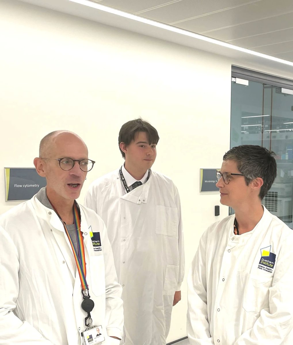 We were delighted to welcome @NorwichChloe MP to meet Dr Stephen Robinson's group today. The Robinson group researches breast cancer and gut microbiome, with funding from @bigctweets and @BreastCancerNow. Read more ➡️ buff.ly/3ReSLFJ