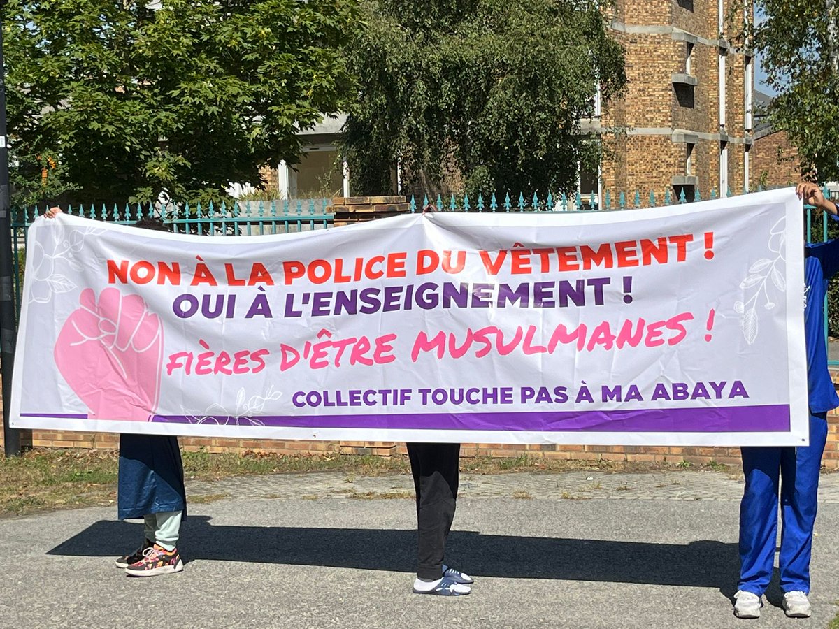Lignesdecretes's tweet photo. À l'initiative de @touchepasabaya rassemblement devant le Lycée La Plaine de Neauphle à Trappes : des mères et des jeunes filles musulmanes en luttes pour leur droit ! https://t.co/Rrc9IBbcBj