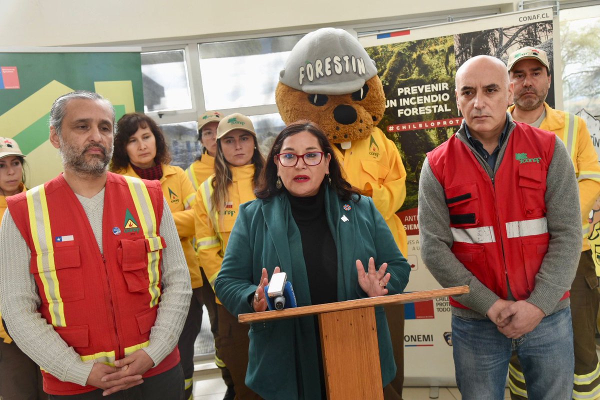 🔵 VALDIVIA | Esta mañana realizamos convocatoria para postular como brigadistas 🔥 en #CONAF frente a nueva temporada de incendios 2023-2024. ✔️Actividad fue encabezada por Delegada @carlapenarios, seremi de Agricultura Jorge Sánchez y director regional #CONAF Arnoldo Shibar.