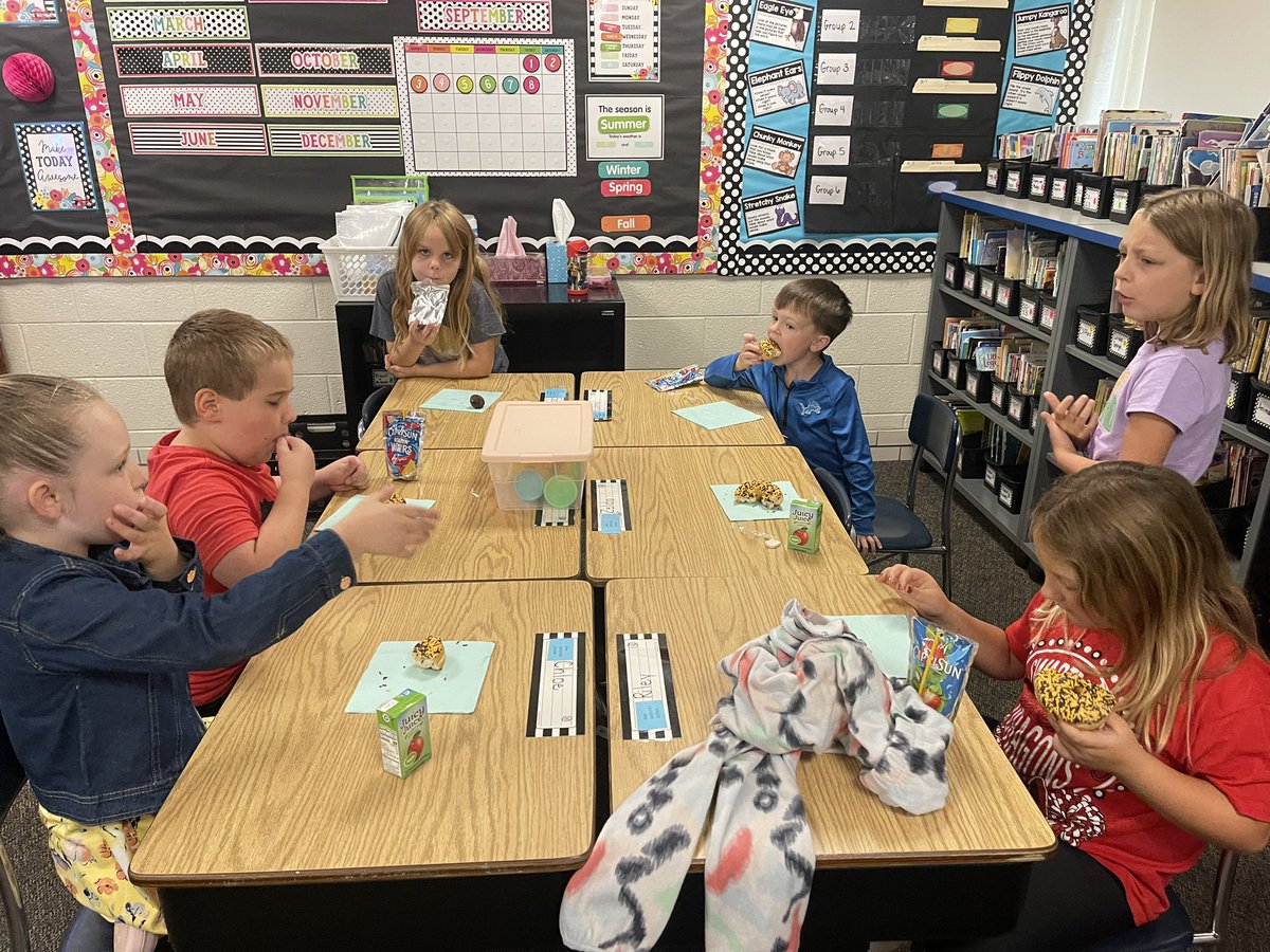 BohmSecondGrade's tweet photo. We read The Jelly Donut Difference, had sprinkle donuts, and completed an activity about how we can “sprinkle kindness” to others.   @SyringDragons @swartz_creek https://t.co/V5sJoUhesS