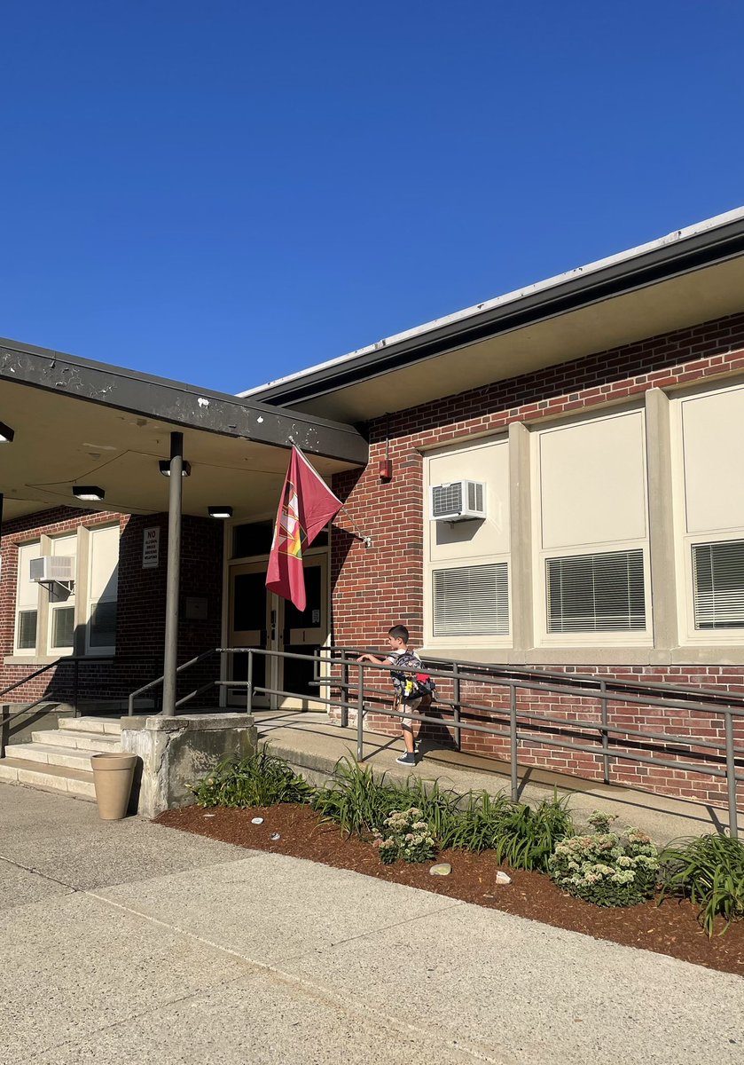 ChelseaSedani's tweet image. My youngest started K this week. Hot mess express over here 😭. Can’t time standstill? #stoptime #whereismybaby #milestone #mylittlebud